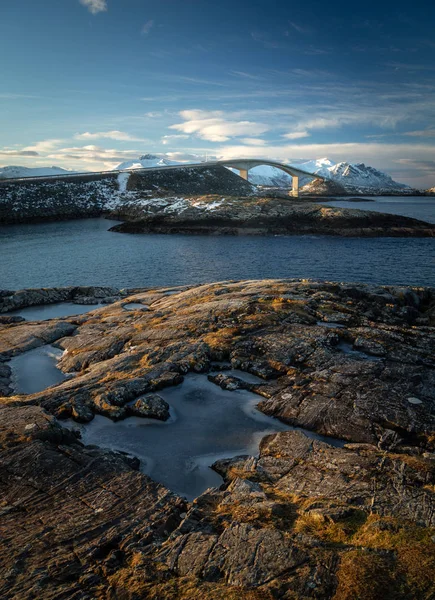 Atlanterhavsveien Atlanterhavsvegen Solig Vinterdag Berömda Höga Bron Över Havet Kallas Royaltyfria Stockfoton