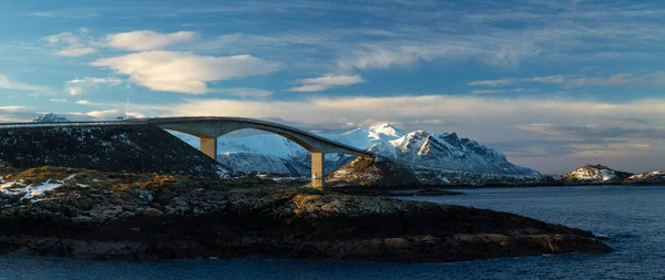 Atlantic Ocean Road Atlanterhavsvegen Invierno Día Soleado Famoso Puente Alto Fotos de stock libres de derechos