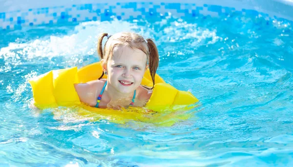 Niño Piscina Anillo Amarillo Inflable Niña Aprendiendo Nadar Con Flotador — Foto de Stock