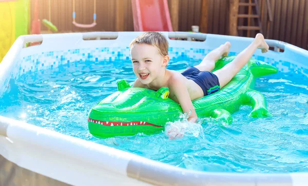Pojke Uppblåsbar Krokodil Flyter Utomhuspool Hemma Simhjälpmedel Och Barnkläder Vattenleksaker — Stockfoto