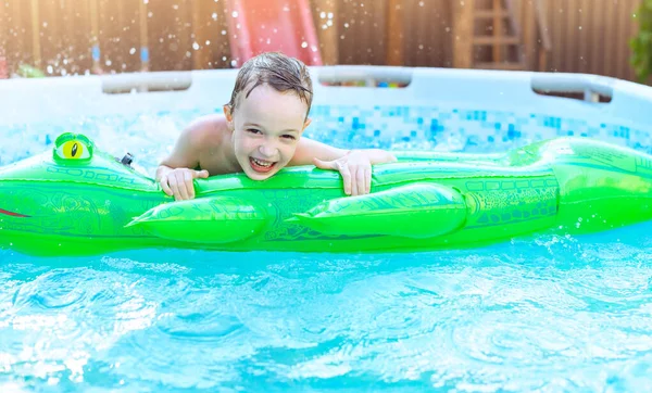 Niño Flotador Cocodrilo Inflable Piscina Aire Libre Del Hogar Vacaciones — Foto de Stock