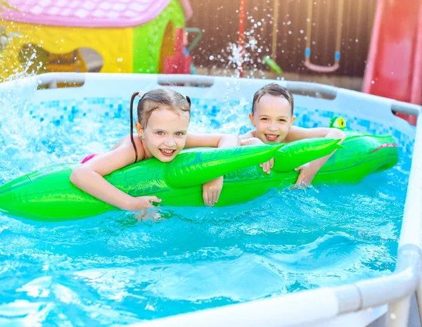 Pojke Och Flicka Uppblåsbara Krokodil Flyter Utomhuspool Hemmet Sommarsemester Med — Stockfoto