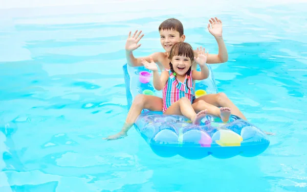 Pojke Och Flicka Uppblåsbara Flyter Utomhuspool Tropiska Resort Sommarsemester Med — Stockfoto