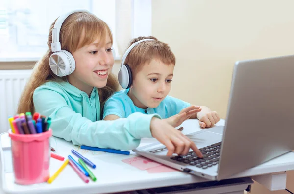 Los Niños Que Usan Auriculares Miran Pantalla Del Monitor Escriben — Foto de Stock