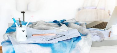 Dikiş, örgü aletleri ve aksesuarlarla donatılmış. Terzilik ve dikiş konsepti. Bir sürü boşluk.