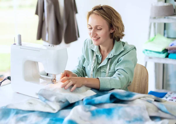 Nahaufnahme Porträt Einer Jungen Näherin Die Einer Nähmaschine Sitzt Und — Stockfoto