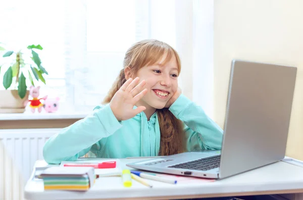 Emotionales Porträt Teenager Mädchen Bei Hausaufgaben Computer Fernkommunikation Mit Laptop Stockbild