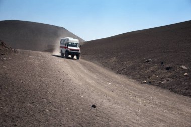 Etna Yanardağı manzara. Tehlike merkezi gezisi. Kül ve lav