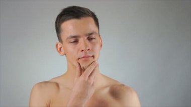 Yakışıklı adam. vücut bakımı. Erkek güzelliği.