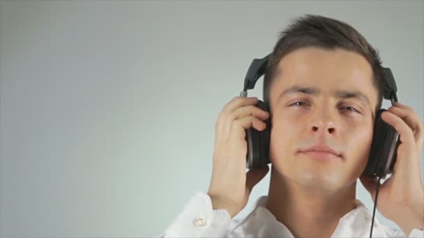 Atrakcyjny Facet Szczęśliwy Słucha Muzyki Słuchawkach — Wideo stockowe