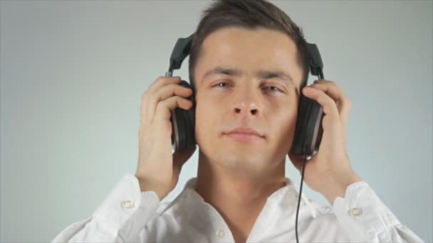 有魅力的快乐的家伙听音乐的耳机 — 图库视频影像