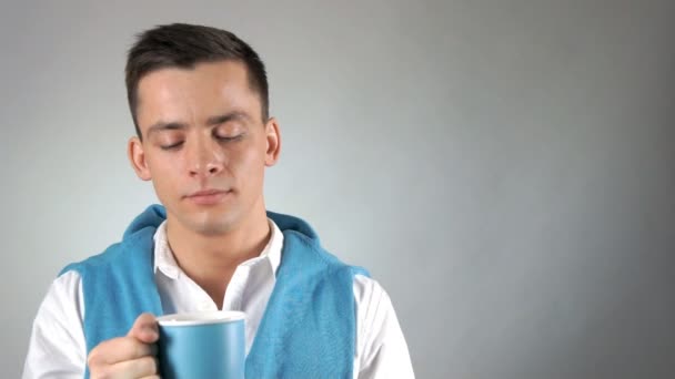 Junger Attraktiver Kerl Lächeln Und Kaffee — Stockvideo