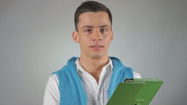 Gelukkig Man Met Een Tablet — Stockvideo