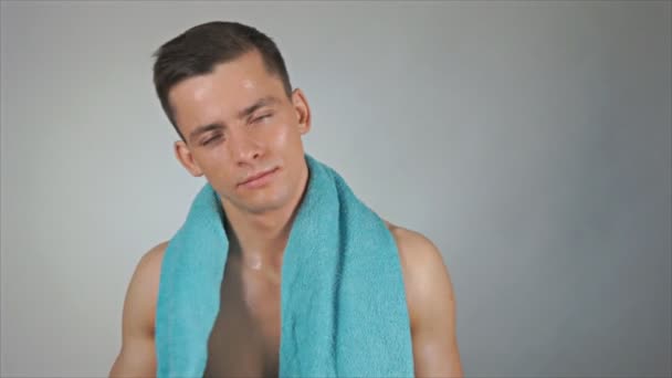 Sexy Nassen Kerl Wischte Blaues Handtuch Dusche — Stockvideo