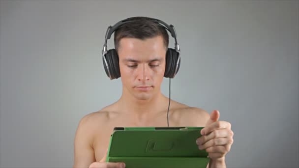 Aantrekkelijke Gelukkig Man Luistert Naar Muziek Koptelefoon — Stockvideo