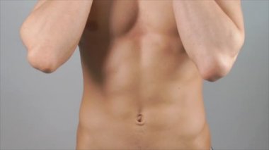 Yakışıklı adam atletik vücut.