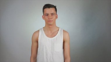 Adam Undresses. Seksi vücut.