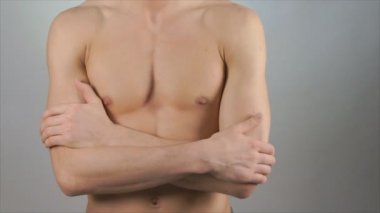 Adam gözlüklü ve gömleği. Cinsel vücut.