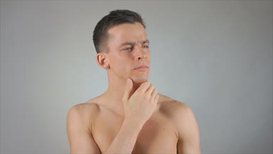 Genç çekici adam düşünüyor. Düşünce ve fikirler.