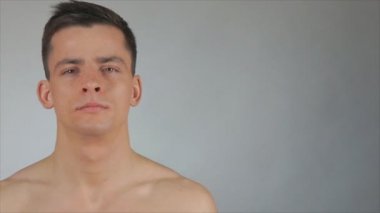 Yakışıklı adam. vücut bakımı. Erkek güzelliği.