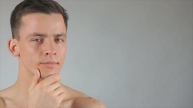 Genç çekici adam düşünüyor. Düşünce ve fikirler.