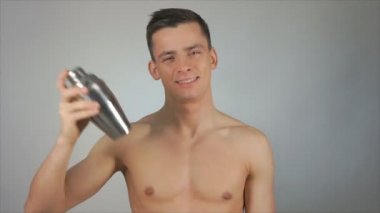 Genç barmen bir gömlek ve bir Shaker olmadan. Kokteyl ve parti. Tatil.