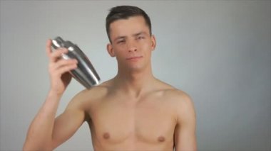 Genç barmen bir gömlek ve bir Shaker olmadan. Kokteyl ve parti. Tatil.