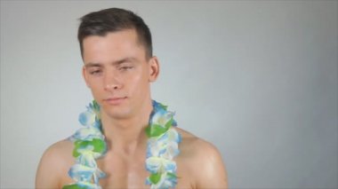 Tatil. Mutlu seksi adam.