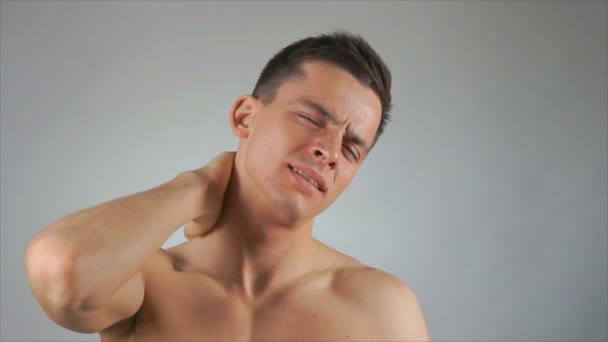 Halsschmerzen Junger Mann Und Gesundheitliche Probleme — Stockvideo