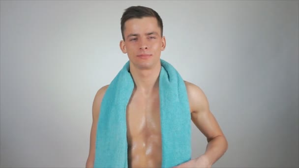 Sexy Wet Guy Otřel Modrý Ručník Sprcha — Stock video