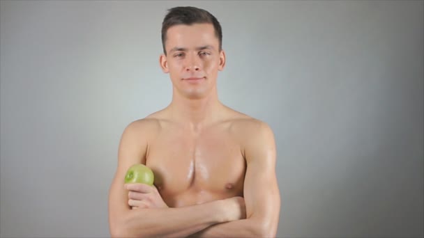 好男人和一个绿色的苹果 健康的生活方式 — 图库视频影像