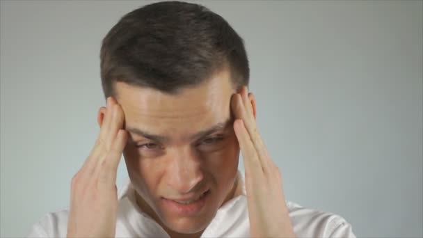 片頭痛 悪いニュースとストレス 若い男とビジネス上の問題 — ストック動画