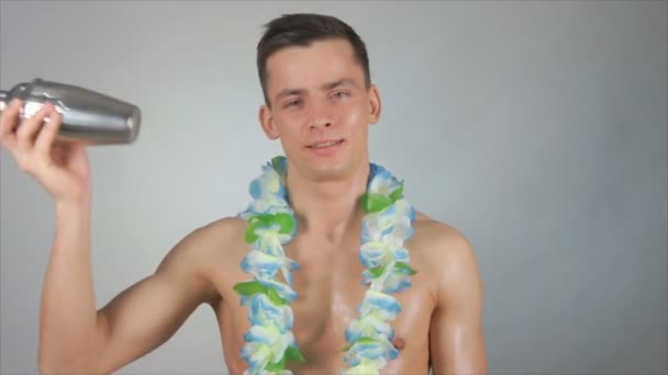 Młody Barman Bez Koszuli Shakerze Koktajl Impreza Wakacje — Wideo stockowe