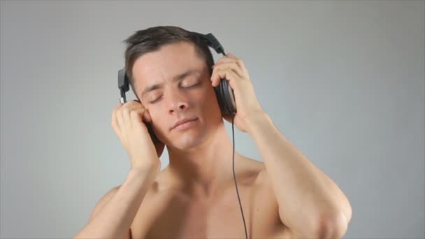 Atraktivní Šťastný Chlapík Poslouchá Hudbu Sluchátka — Stock video