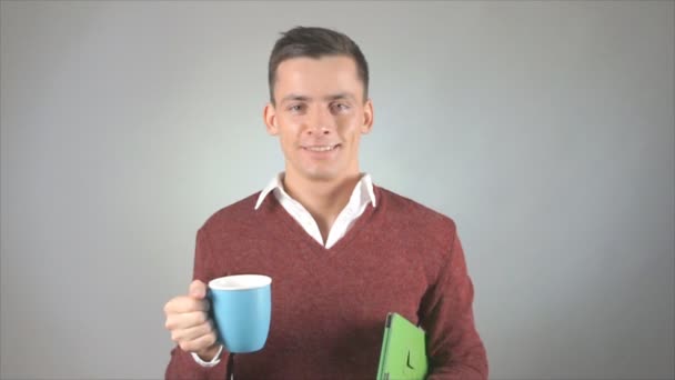 Happy Pohledný Chlap Pije Kávu — Stock video