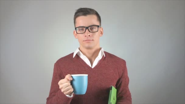 Ευτυχισμένος Όμορφος Άντρας Πίνει Καφέ — Αρχείο Βίντεο