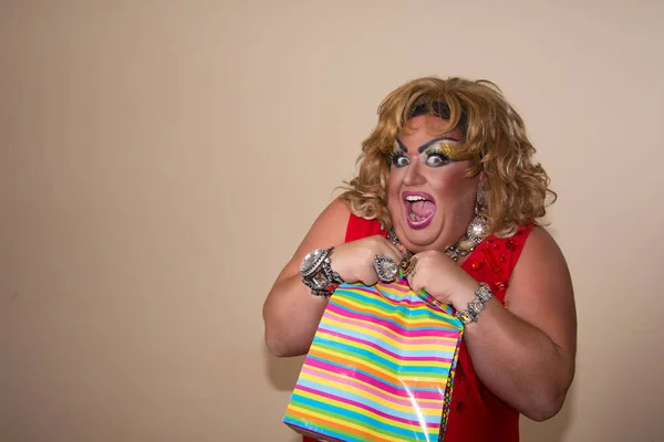 Lustiger Travestieschauspieler Drag Queen Und Geschenk — Stockfoto