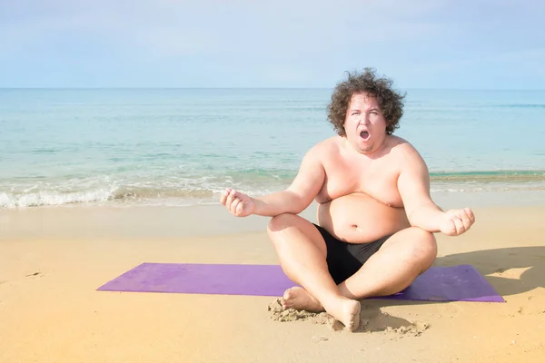 Homme Gras Drôle Sur Mer Entraînement Mode Vie Sain Yoga — Photo