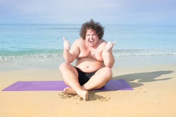 Homme Gras Drôle Sur Mer Entraînement Mode Vie Sain Yoga — Photo