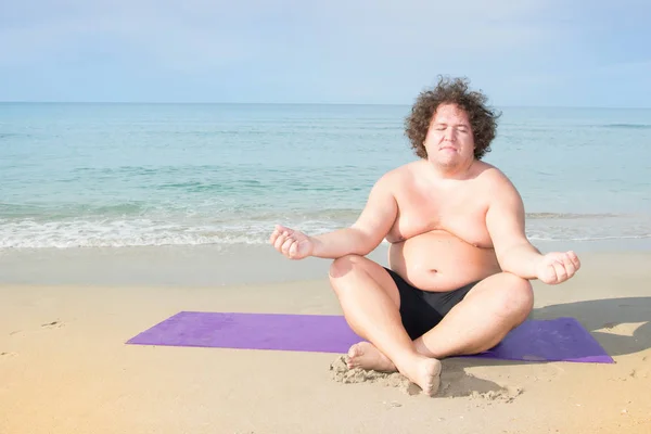 Lustige Dicke Mann Auf Dem Meer Training Und Gesunder Lebensstil — Stockfoto