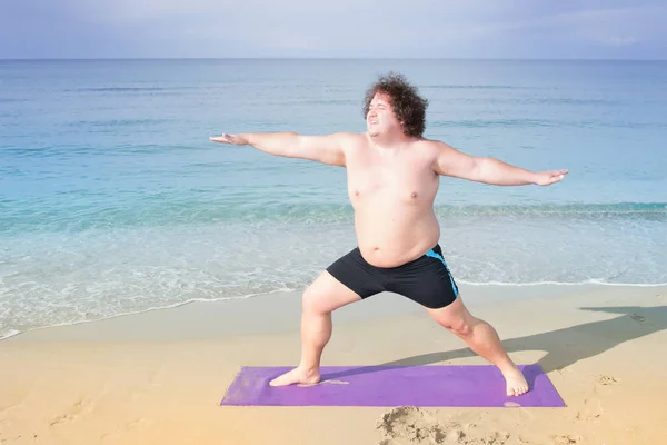 Homme Gras Drôle Sur Mer Entraînement Mode Vie Sain Yoga — Photo