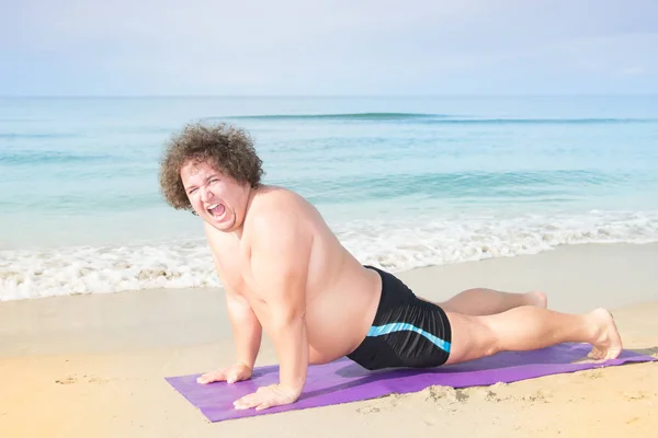 Vicces Kövér Ember Tengerparton Képzés Egészséges Életmód Jóga Strandon — Stock Fotó