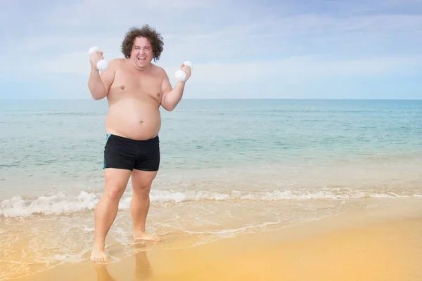 Lustige Dicke Mann Auf Dem Meer Training Und Gesunder Lebensstil — Stockfoto