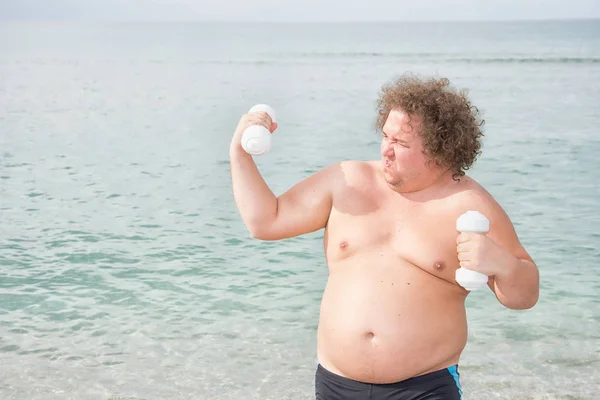 Lustige Dicke Mann Auf Dem Meer Training Und Gesunder Lebensstil — Stockfoto