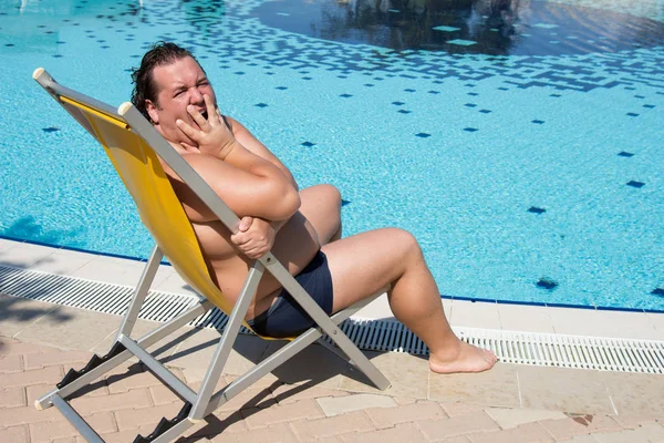 Homme Gras Drôle Dans Chaise Plage Près Piscine — Photo