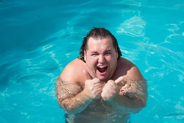 プールでのおかしいデブ男 喜びと幸福 — ストック写真