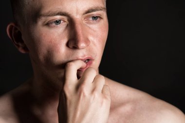 Genç çekici düşünüyor adam. Zor bir seçim