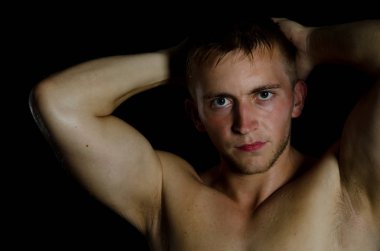 Dinlenme seksi yakışıklı olan. Siyah arka plan