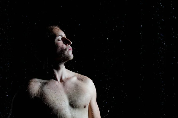 Młody Przystojny Facet Prysznic Wody Czystość Świeżość Młody Seksowny Facet — Zdjęcie stockowe