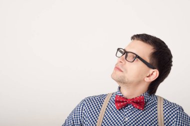 Genç yakışıklı yukarıya bakıp düşünüyorum adam